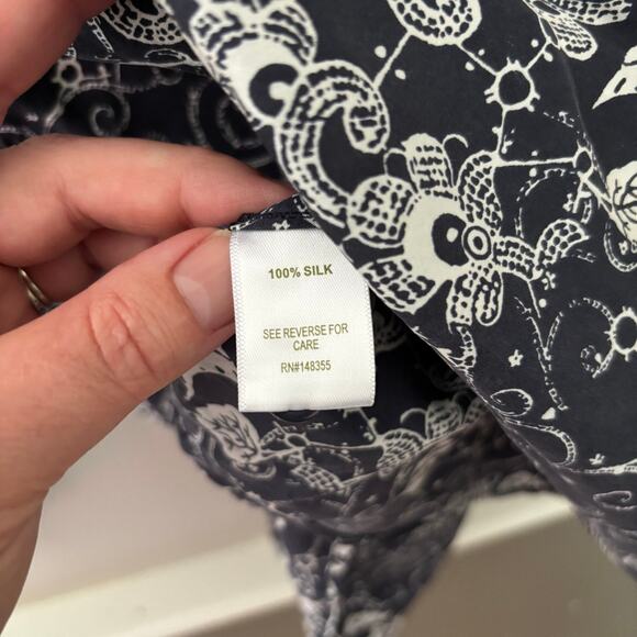 Garnet Hill Silk Navy White Floral V-Neck Blouse Size 14 - Picture 4 of 6